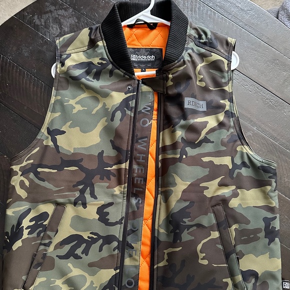 Ride Rich SCARBORO™ ARMOURED SOFTSHELL VEST {WOODLAND CAMO} - Picture 1 of 3